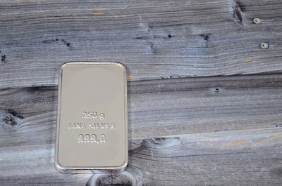 国際銀価格は1オンス当たり120ドル超に