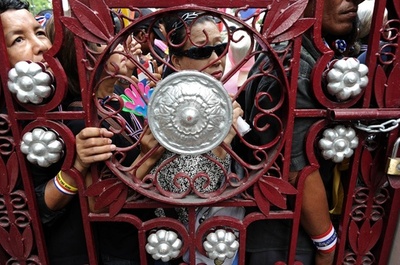 インラック首相不在のバンコク、デモ拠点で発砲相次ぐ タイ