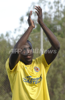 ビジャレアル ジョジー アルティドールの入団会見を行う 写真6枚 ファッション ニュースならmode Press Powered By Afpbb News