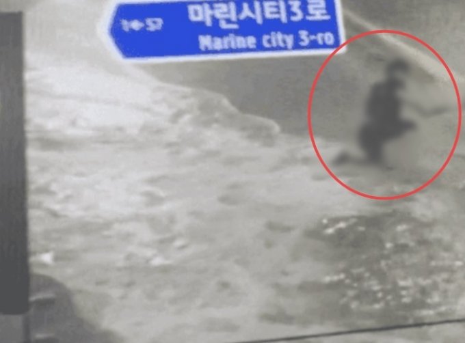 海雲台マリンシティの監視カメラに撮られたYouTuber（写真=YouTube映像キャプチャー）(c)MONEYTODAY