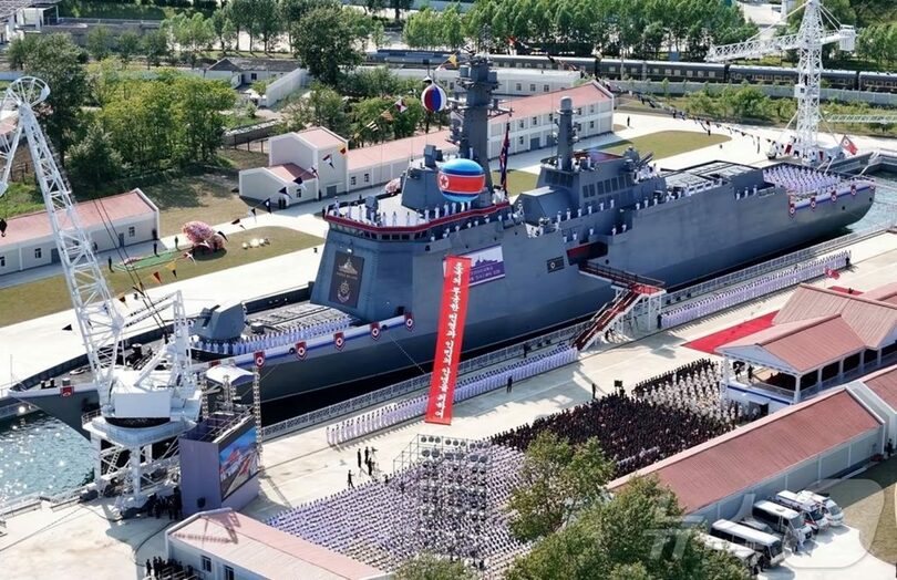 北朝鮮が2025年6月に建造した崔賢級5000トン級駆逐艦「姜健」＝労働新聞(c)news1