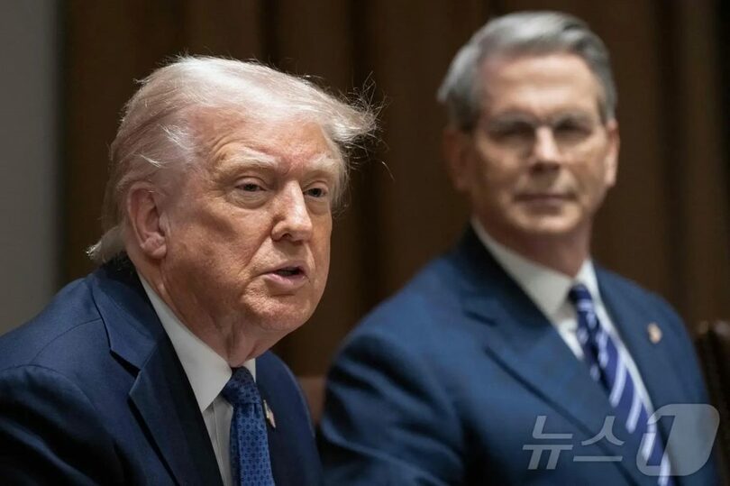 2025年4月25日、トランプ米大統領とベッセント財務長官(c)AFP/news1