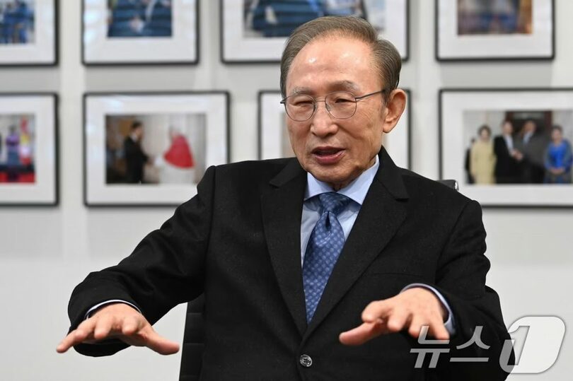 2月17日、ソウルの事務所で、国民の力のクォン・ソンドン院内代表と会談するイ・ミョンバク（李明博）元大統領＝共同取材(c)news1