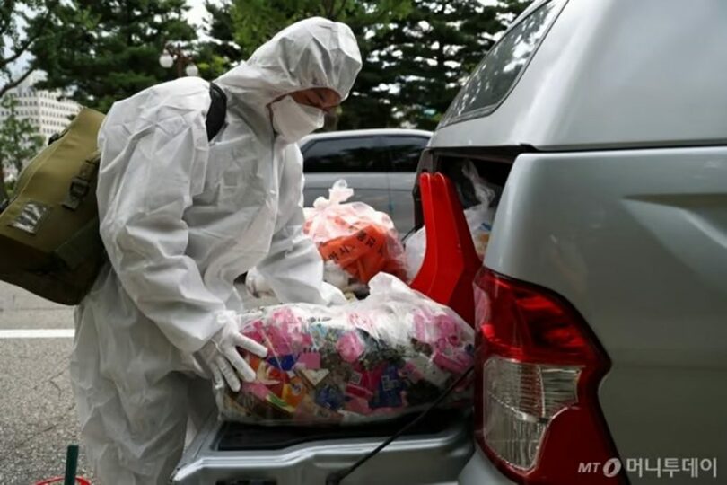 先月24日、ソウル汝矣島の国会図書館前で風船を処理する軍将兵ら(c)news1