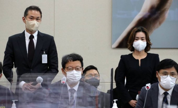 21日、国会で議員たちの質問を聞くグーグルコリアのキム・ギョンフン社長（左）とネットフリックスサービスコリアのチョン・ギョファ専務(c)MONEYTODAY