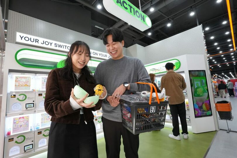 セブンイレブンの「ニューウェーブ明洞店」に設けられたガチャコーナー＝セブンイレブン提供(c)NEWSIS