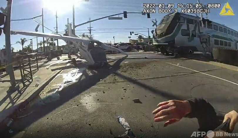 列車迫る線路に小型機不時着、間一髪で操縦士救出 米