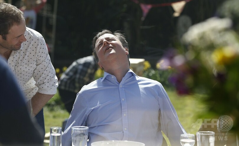 ナイフとフォークでホットドッグ、英首相が冗談の種に