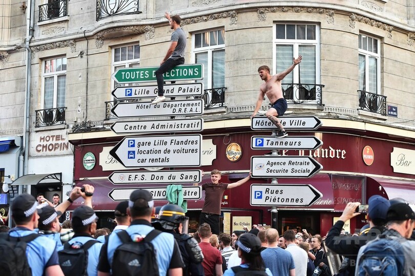 ファンによる騒動続く、警察が催涙ガスや閃光弾放つ 欧州選手権