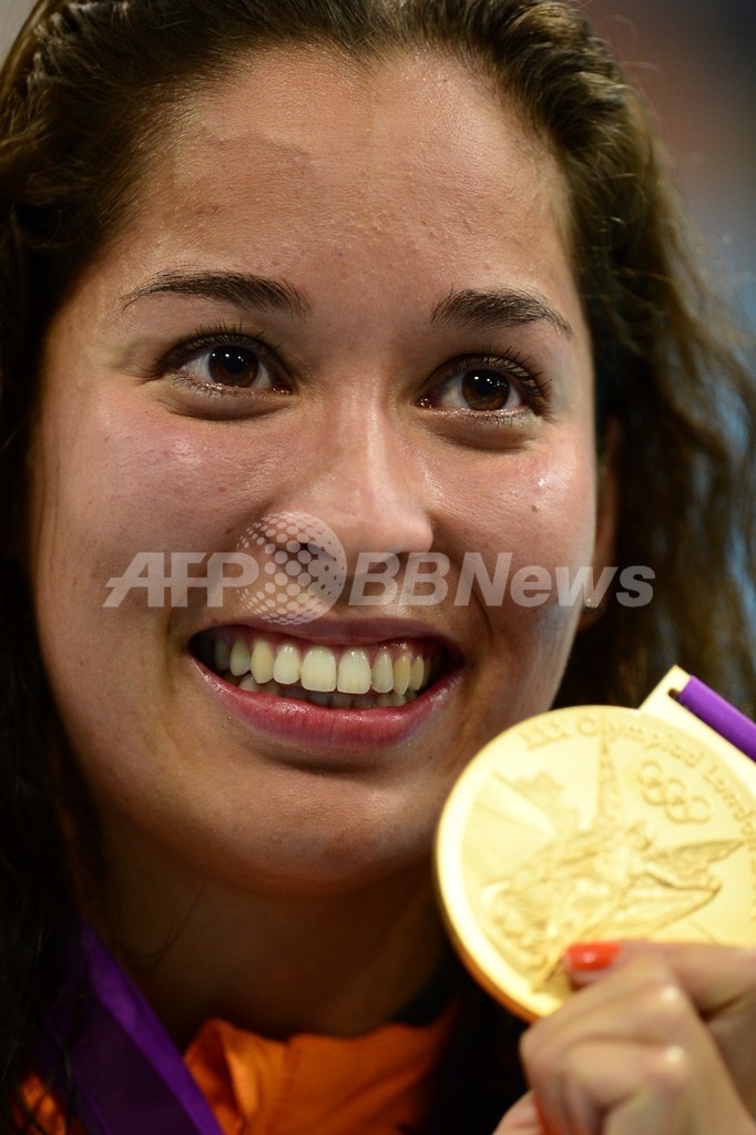 クロモビジョジョが女子100メートル自由形で金メダル