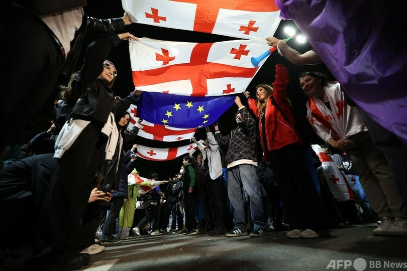 「外国の代理人」法案、最終採決へ 議会前で抗議デモ ジョージア