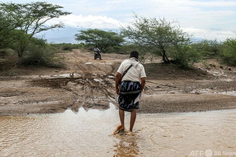 イエメン西部で洪水、道路崩落も