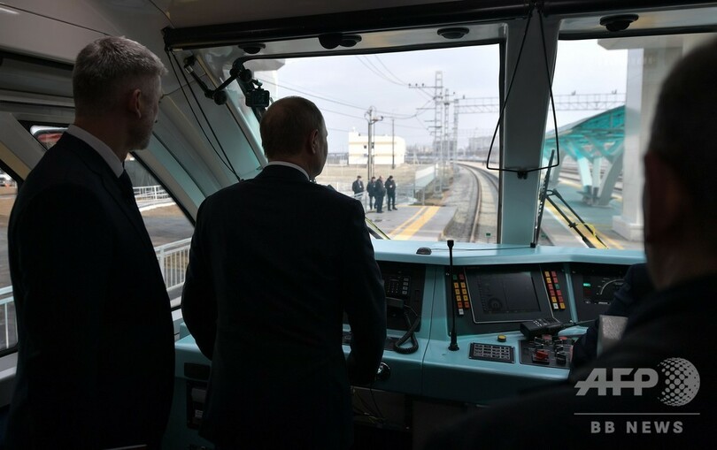 クリミアの鉄道橋開通 プーチン氏、一番列車に試乗