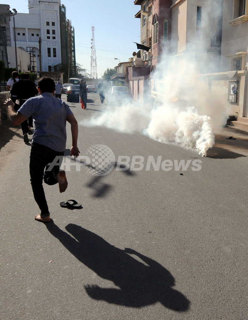バーレーン各地でデモ、警察と衝突 死者2人に