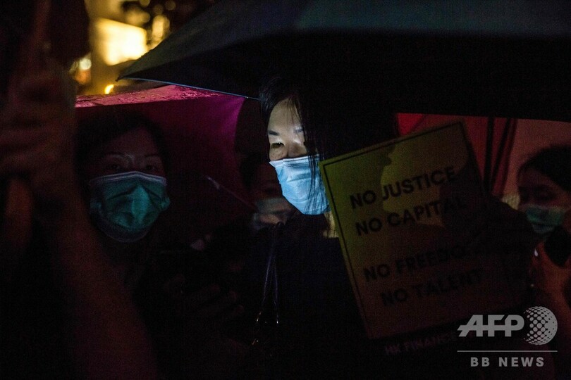 香港の金融労働者ら、雨天の「光のショー」で反政府デモへの支持表明