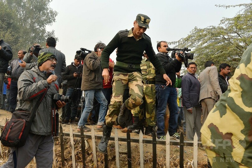 兵士ら搭乗の小型機墜落、10人全員死亡 印ニューデリー