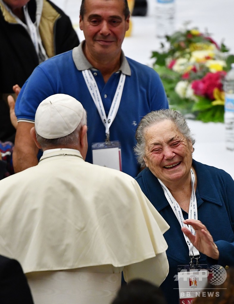 法王、貧困者やホームレス1500人招き昼食会 「わが道急ぐ」社会を非難