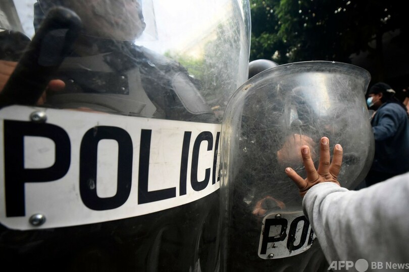 グアテマラ国会議事堂にデモ隊が放火、大統領の辞任要求 新予算案に怒り殺到