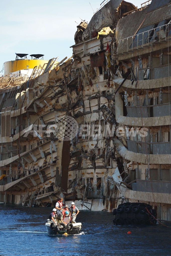 伊座礁船の下から骨、不明犠牲者か