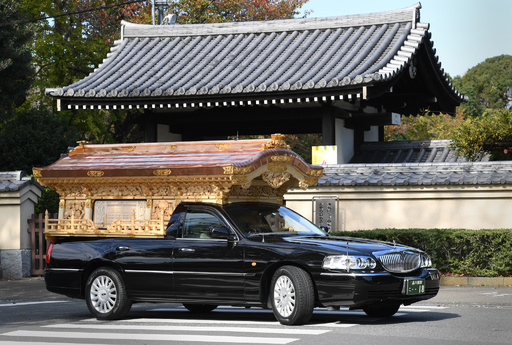 宮型霊きゅう車」残したい 最期の旅を演出する職人たちの思い乗せ走る 写真18枚 国際ニュース：AFPBB News