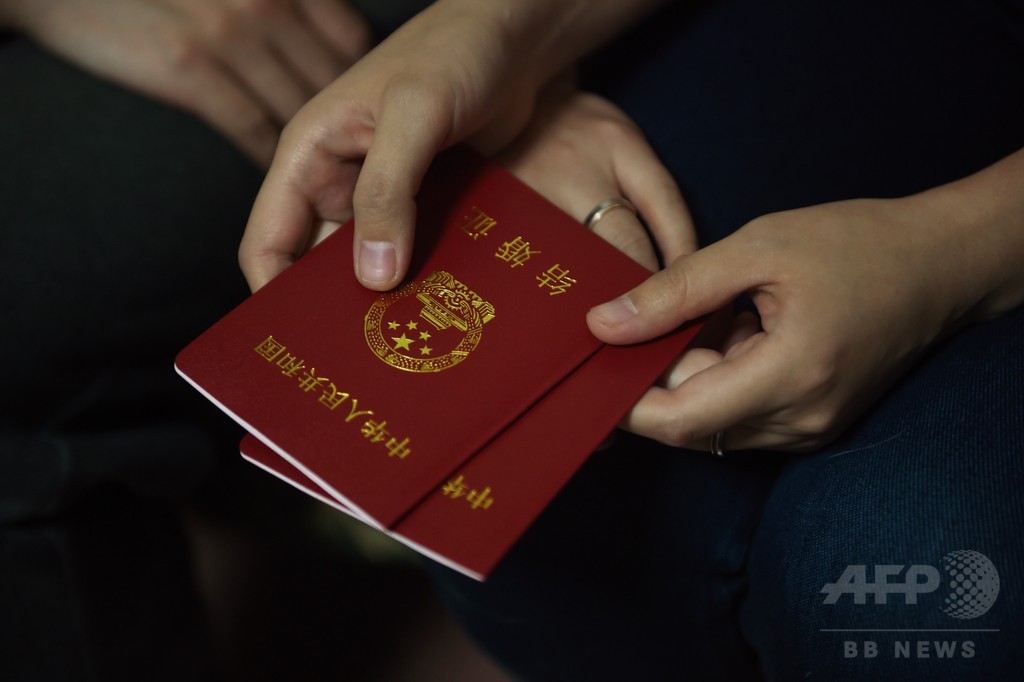 中国当局、新疆ウイグル自治区の全住民に旅券引き渡しを義務付け 中国当局、新疆ウイグル自治区の全住民に旅券引き渡しを義務付け