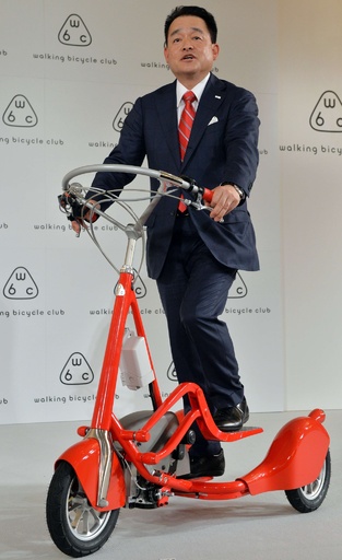 歩くようにペダルを踏む三輪車「ウォーキングバイシクル」 写真6