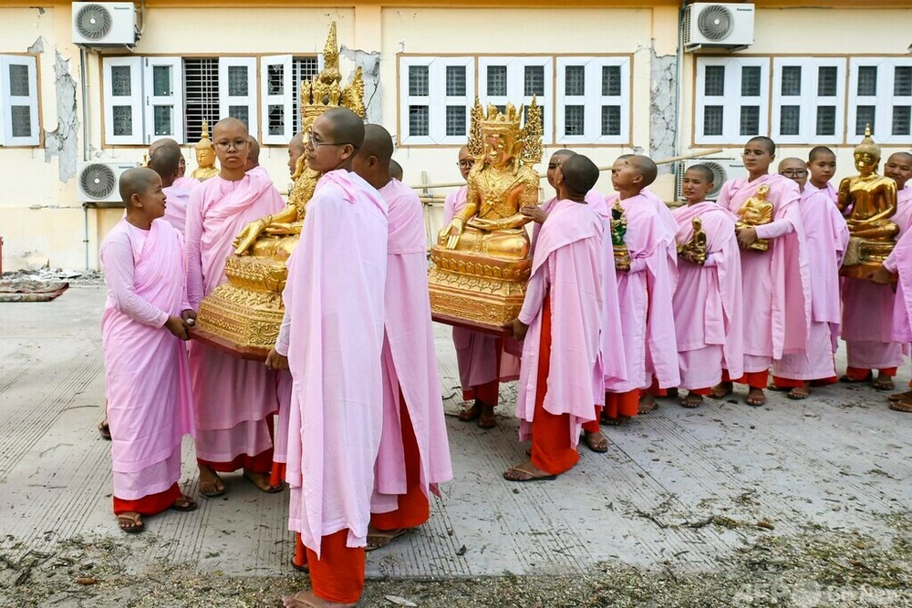 今日の1枚】地震後、仏像を守る尼僧たち ミャンマー 写真4枚 国際