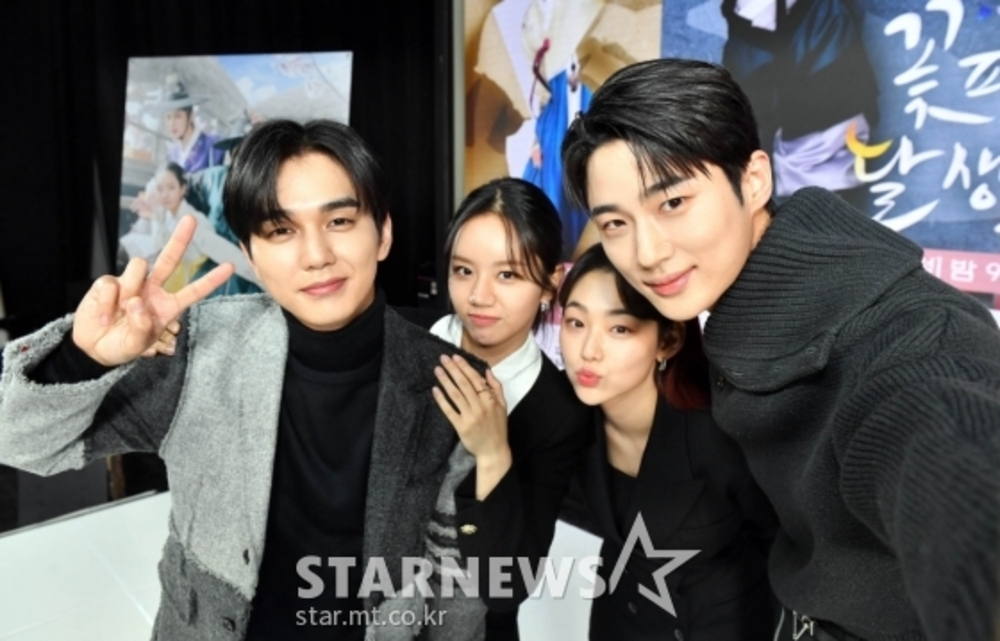 ユ・スンホ&イ・ヘリら、「 花が咲けば、月を想い」の善男善女 – KOREA