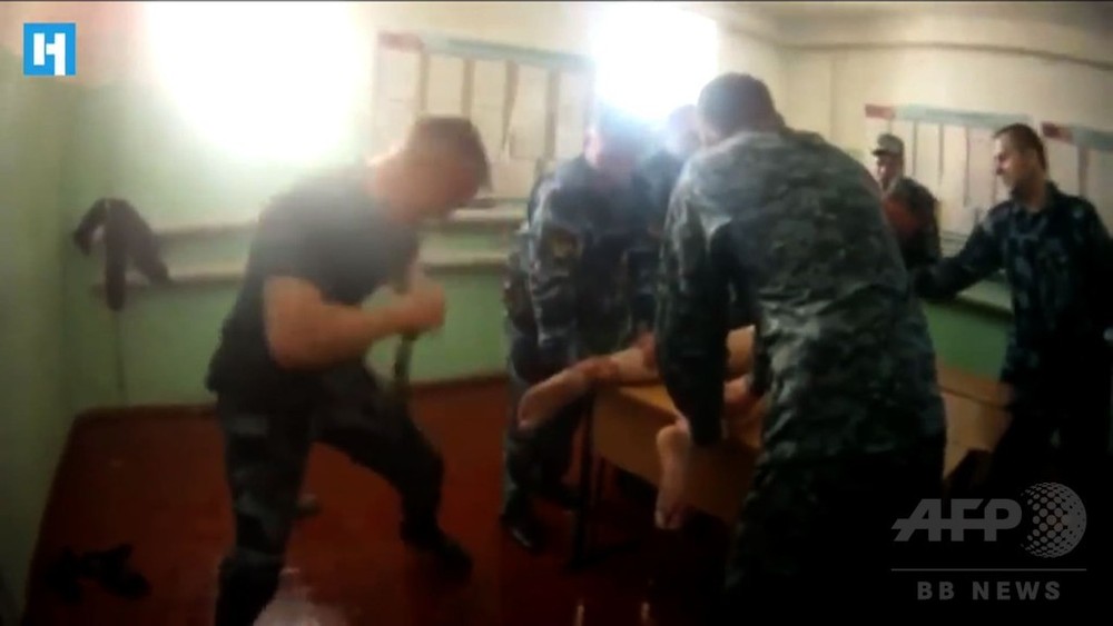 動画 受刑者押さえつけ激しい暴行加える映像 看守6人拘束 ロシア 写真1枚 国際ニュース Afpbb News