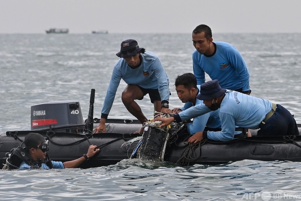 消息絶ったインドネシア旅客機、ジャワ海に墜落 人体の一部発見