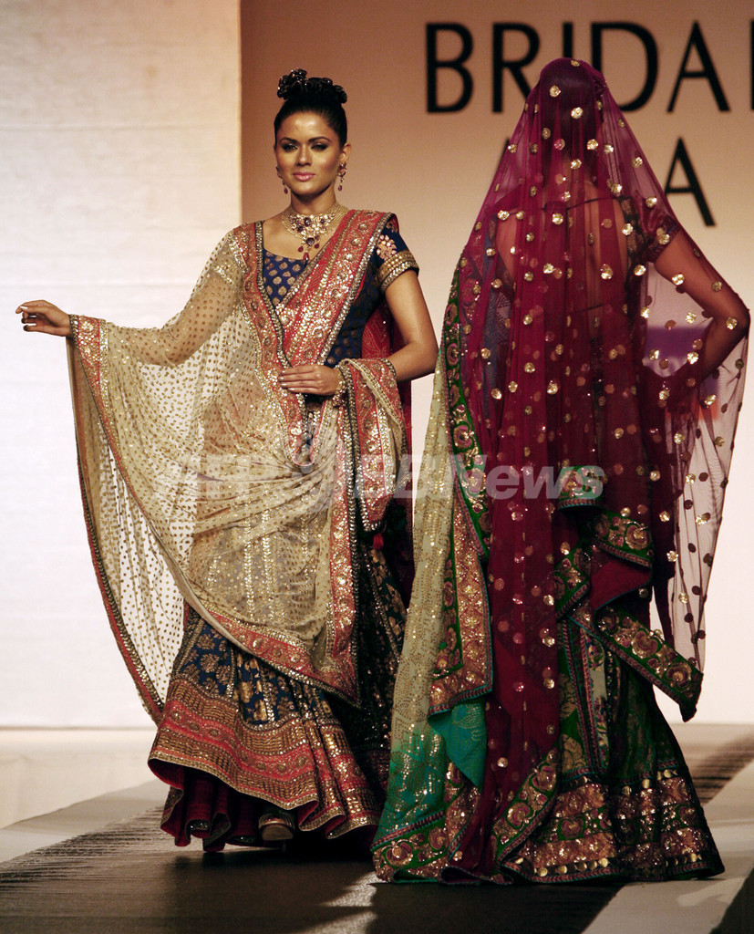 インドでブライダルファッションショー開催