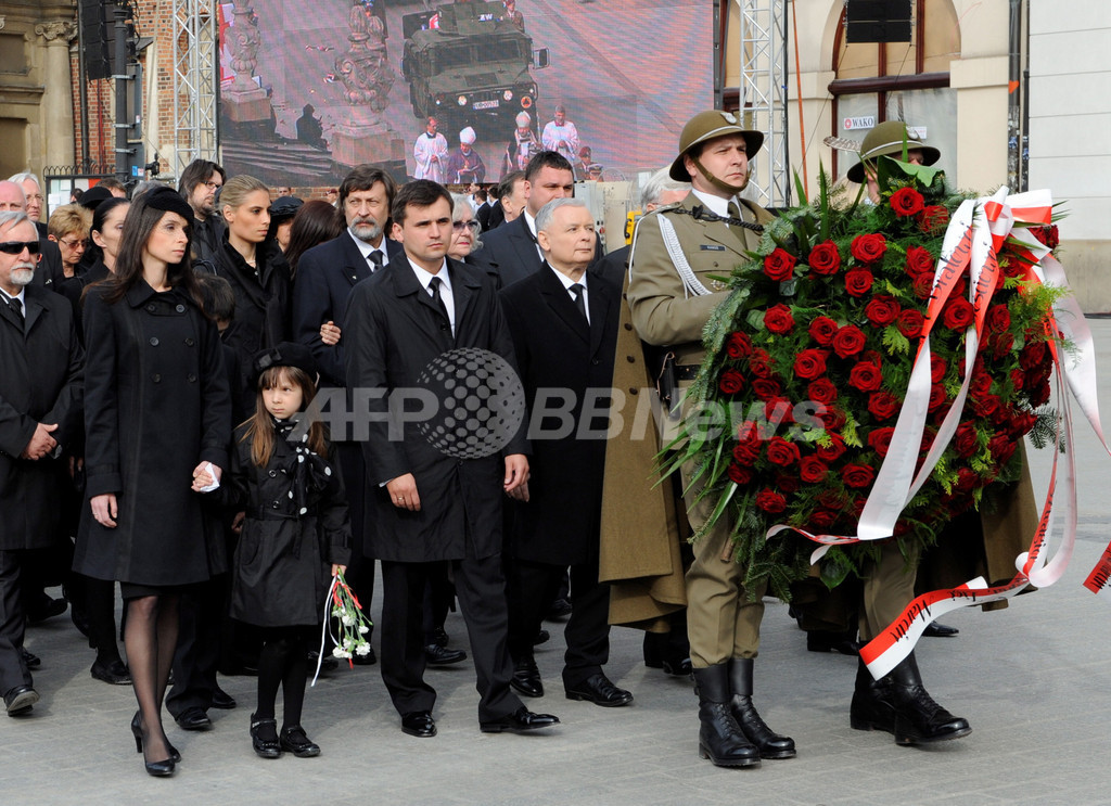 ポーランド大統領夫妻国葬 15万人が最後の別れ 露大統領ら参列 国際ニュース Afpbb News