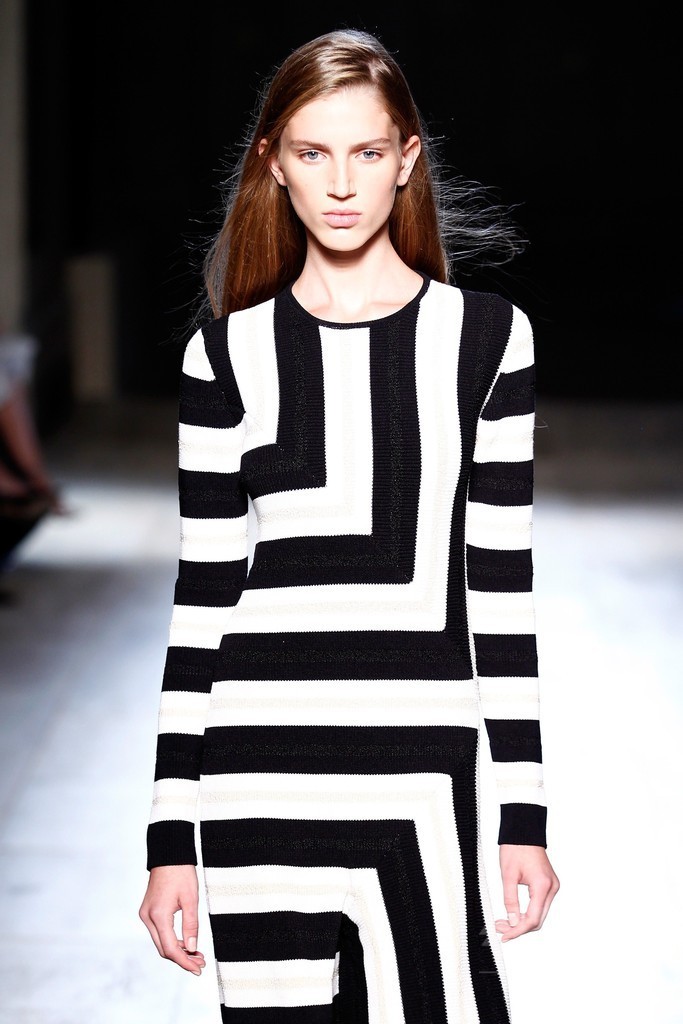 ベルトとポケットでアクセント、「ヴィクトリア ベッカム」15年春夏