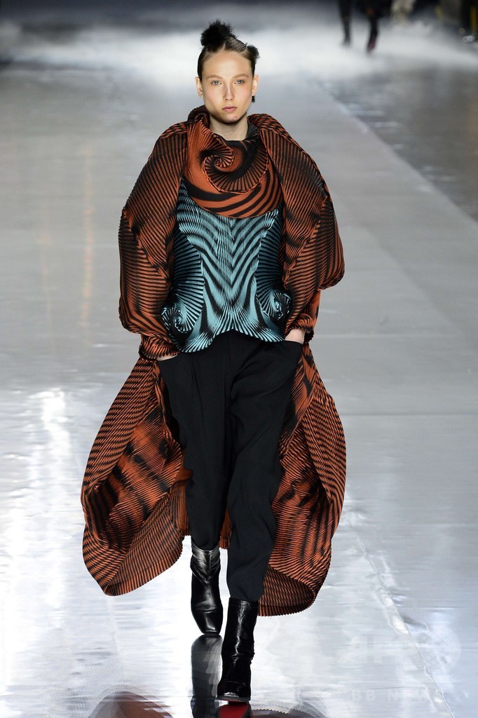 「イッセイ ミヤケ」16/17年秋冬