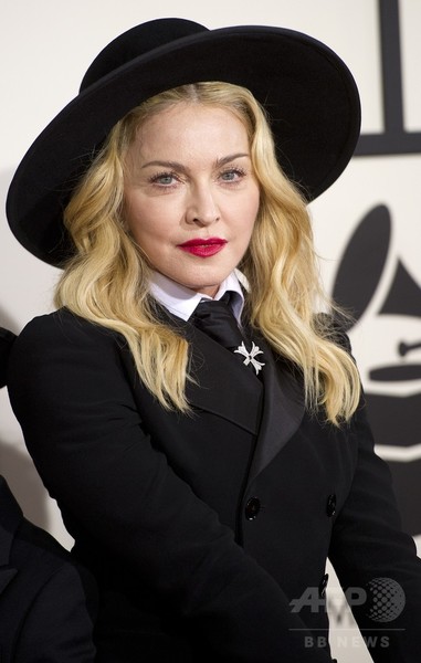 「ヴェルサーチ」15年春夏キャンペーンにマドンナを起用