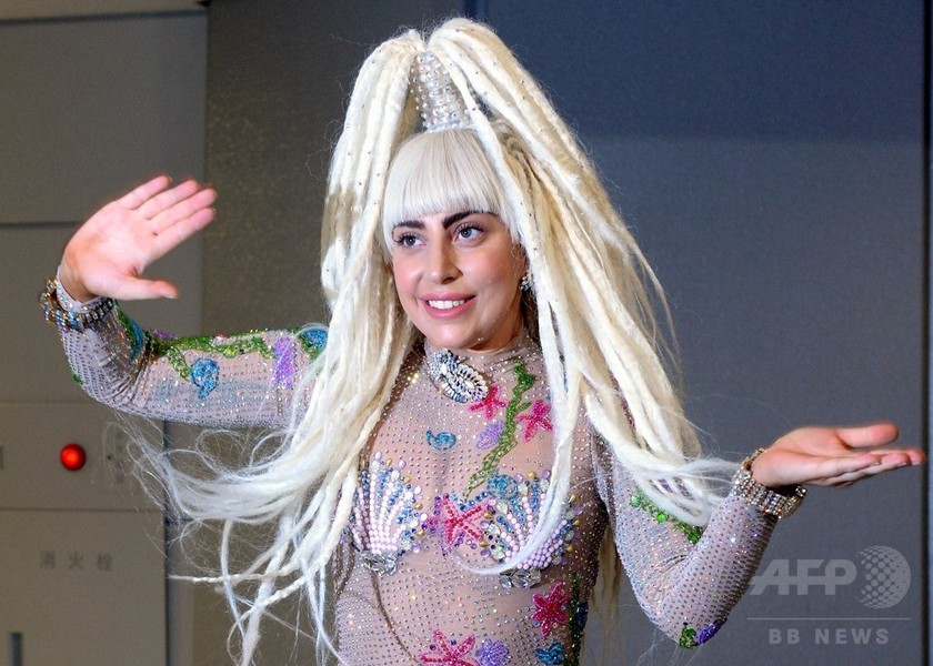 レディー・ガガ来日、全身シースルーで登場