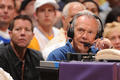 08-09NBA西カンファレンスプレーオフ1回戦、ロサンゼルス・レイカーズ（%%Los Angeles Lakers%%）対ユタ・ジャズ（%%Utah Jazz%%）第5戦。試合はレイカーズが107-96で勝利し、通算戦績を4勝1敗として同準決勝に進んだ。レイカーズは、コービー・ブライアント（%%Kobe Bryant%%）が両チーム最多の31得点を奪って勝利し、5戦目でジャズとのプレーオフ1回戦を制した。写真は今シーズン限りでの引退を表明しているジャズの名物チームアナウンサーのロッド・ハンドリー（%%Rod Hundley%%）氏。（2009年4月27日撮影）(c)AFP/Getty Images/NBAE/Andrew D. Bernstein