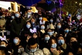 中国・湖北省武漢で大みそかの夜、マスクを着けてカウントダウンイベントに参加する人々（2020年12月31日撮影）。(c)NOEL CELIS / AFP