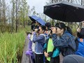 四川省自貢市の宜昆河湿地公園で市民を対象に開かれたバードウォッチング体験イベント（2024年10月6日撮影）。(c)Xinhua News