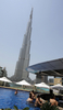 アラブ首長国連邦（UAE）のドバイ（Dubai）で11日、完成時には高さ900メートルで世界一高い建造物となる「ブルジュ・ドバイ（Burj Dubai）」を、同国副大統領兼首相兼国防相でドバイ首長のムハンマド・ビン・ラシド・マクトム（Mohammad bin Rashed al-Maktoum）氏が視察した。写真は、ブルジュ・ドバイ付近で泳ぐ外国人（2009年4月11日撮影）。(c)AFP/KARIM SAHIB