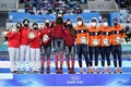 北京冬季五輪、スピードスケート女子団体追い抜き決勝。表彰式に臨む（左から）銀メダルの日本、金メダルのカナダ、銅メダルのオランダ（2022年2月15日撮影）。(c)SEBASTIEN BOZON / AFP
