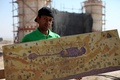 パレスチナ自治区ヨルダン川西岸（West Bank）のエリコ（Jericho）近くにあるデイル・ハジラの修道院（Hejleh monastery）で、モザイク画を制作する専門家の男性（2014年2月19日撮影）。(c)AFP/ABBAS MOMANI