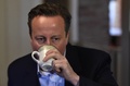 英ウェールズの農家の会合に出席した際に紅茶を飲むデービッド・キャメロン英首相（2015年5月6日撮影、資料写真）。(c)AFP/Toby Melville