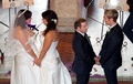 世界で14番目、アジア太平洋地域では初めて同性結婚を合法化したニュージーランドで19日、4月に議会が同性婚を認めるよう改正した法律が発効した。この日だけで30組以上の同性婚カップルが誕生する。

写真は、ニュージーランド・ロトルア（Rotorua）のロトルア博物館（Rotorua Museum）で結婚式を挙げた2組の同性婚カップル（2013年8月19日撮影）。(c)AFP/MARTY MELVILLE