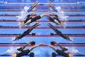 リオデジャネイロ五輪・競泳女子50メートル自由形で、ガラスに映った選手たち。(c)AFP/Martin Bureau