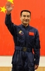 中国・甘粛（Gansu）省の酒泉衛星発射センター（Jiuquan Satellite Launch Center）で記者団に手を振る、有人宇宙船「神舟7号（Shenzhou VII）」に搭乗し船外活動を行う予定のタク志剛（タクは「羽」の下におおとり、Zhai Zhigang）飛行士（2008年9月24日撮影）。(c)AFP/XINHUA