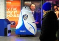 米ニューヨーク市警がタイムズスクエア駅で運用する警備ロボット「K5」（2023年11月28日撮影）。(c)TIMOTHY A. CLARY / AFP