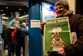 フランス北部ダンケルク（Dunkirk）にある新聞の販売店で、風刺週刊紙シャルリー・エブド（Charlie Hebdo）の本社襲撃事件後初となる最新号が完売したことを告げる貼り紙の近くで同紙を掲げる客（2015年1月14日撮影）。(c)AFP/PHILIPPE HUGUEN