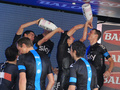 第96回ジロ・デ・イタリア（2013 Giro d&apos;Italia）、第2ステージ（イスキアからフォリーオ、17.4キロメートル、チームタイムトライアル）。ステージ優勝を果たし、表彰台で喜ぶスカイ（Sky Pro Cycling）の選手（2013年5月5日撮影）。(c)AFP/LUK BENIES
