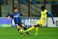 12-13イタリア・セリエAは10日、第24節の試合が行われ、インテル（Inter Milan）が3-1でキエーボ・ベローナ（Chievo Verona）を下した。

キエーボ・ベローナのイサーク・コフィー（Isaac Cofie、右）とボールを競るインテルの長友佑都（Yuto Nagatomo、2013年2月10日撮影）。(c)AFP/GIUSEPPE CACACE